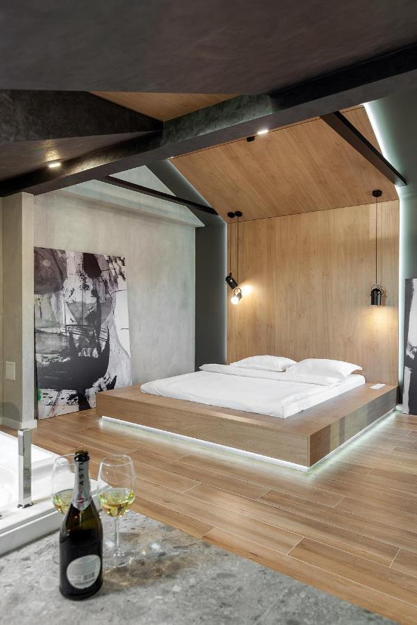 Royal Vip Jacuzzi Apart Lviv Buitenkant foto