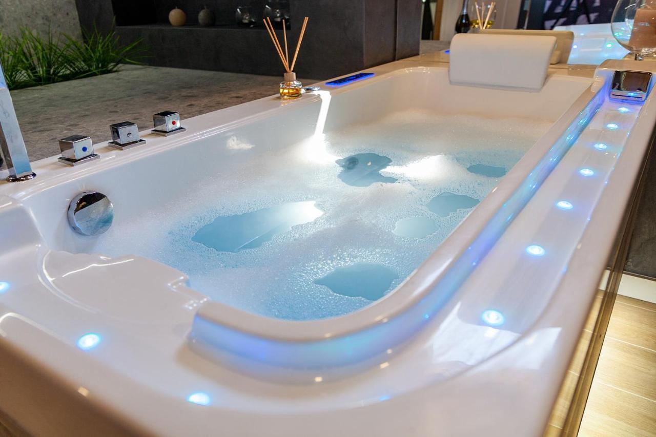 Royal Vip Jacuzzi Apart Lviv Buitenkant foto