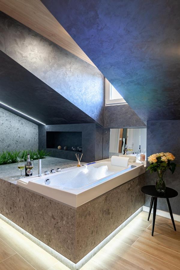 Royal Vip Jacuzzi Apart Lviv Buitenkant foto